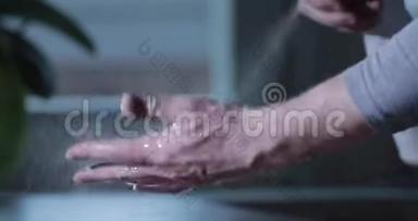 男人正在用洗手液在<strong>瓶子</strong>上<strong>按压</strong>，用纸巾擦手，特写视频，消毒